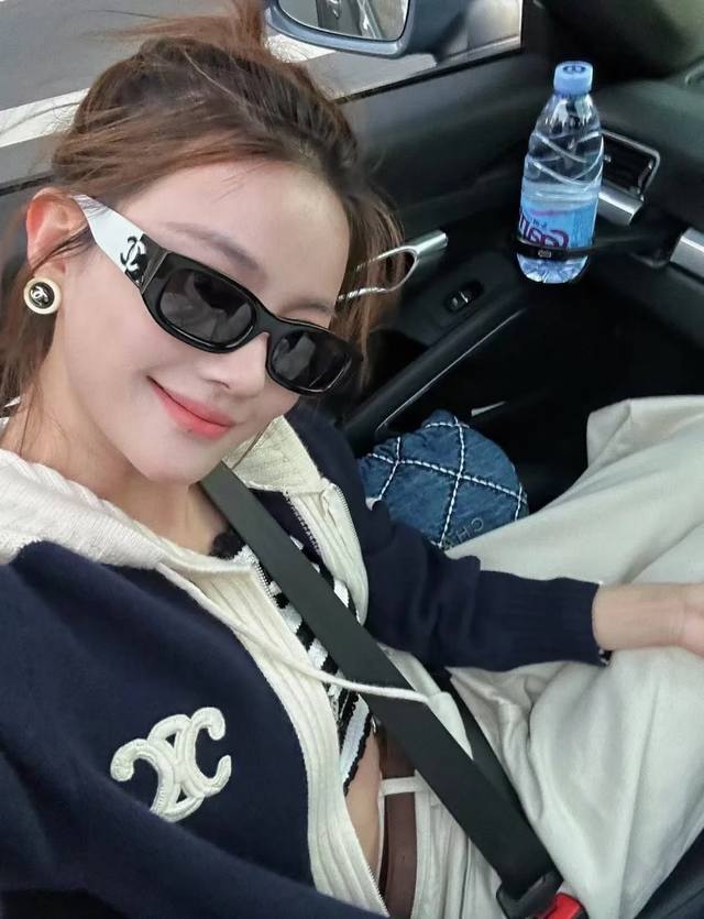 Celine赛琳新款凯旋门刺绣Logo短款拉链毛衣外套 这个颜色好显白呀～太温柔了吧 完全拿捏衬肤色的秘诀 随便穿都时髦的要命 凯旋门饱满刺绣Logo高级感十足