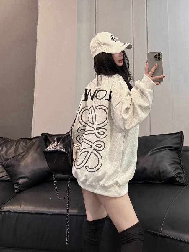 Loewe罗意威新款重工前后图案燕麦灰圆领加绒卫衣 出门Ootd～超级喜欢这个燕麦浅花灰 胸前立体大刺绣 今天也是女孩 超适合日常穿搭后背大图案也好看～ 重磅3