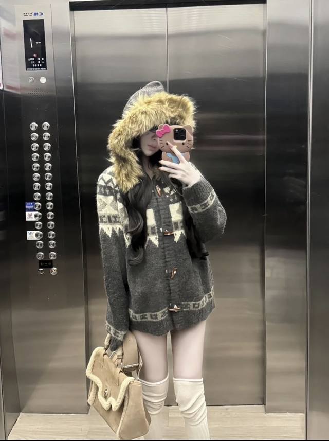 新款费尔岛系列毛领针织毛衣牛角扣羊毛厚外套 费尔岛花纹真的很有冬日范围感！ 太有感觉了 Ins北欧风满满～敲复古！！ 费尔岛提花牛角扣设计 已经开始期待圣诞了