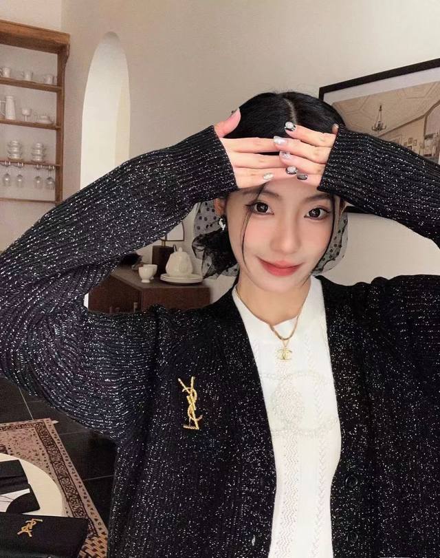 圣罗兰Ysl限定羊毛针织银丝开衫毛衣外套 又美又飒的神仙穿搭斩男又斩女！！ 整件衣服在光线下轻微反光 有种星河璀璨的感觉～ 暗风财阀千金即视感： 搭配黑丝真的很