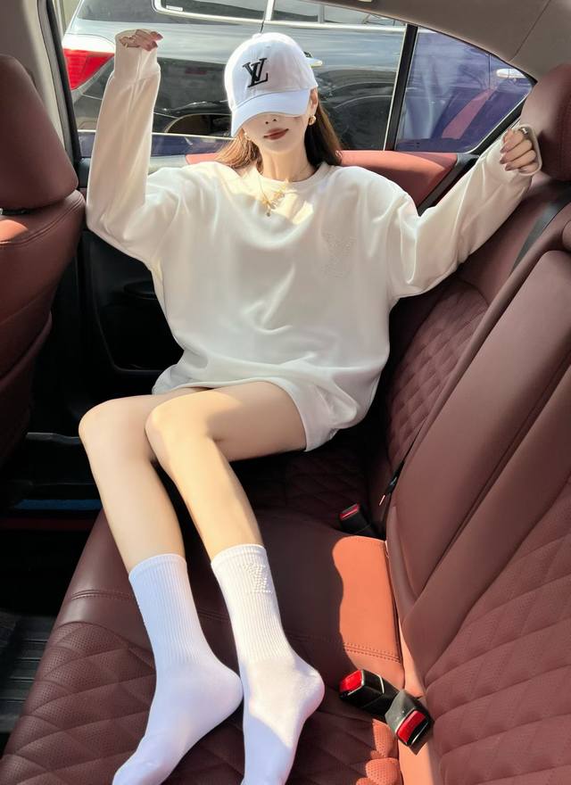 路易威登25Fw冬季限定重工珍珠加绒圆领卫衣 反复爱上All White 干净又舒服 喜欢这种简单松弛感 清爽白色系永远不会出错 立体饱满珍珠巨好看随便拍都嘎嘎