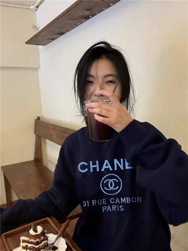 Chanel香奈儿古着限定全身刺绣藏蓝色圆领卫衣 这个颜色好显白呀～太温柔了 完全拿捏衬肤色的秘诀 随便穿都时髦的要命 香奶奶全身刺绣Logo清冷高级感十足～