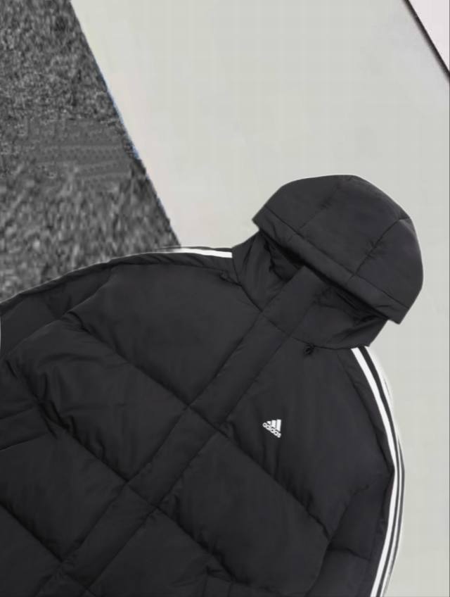 实拍细节图 控 新款Adidas阿迪达斯三条杠保暖专柜中款落肩款羽绒服 原版复刻 顶级品质 80%白鸭绒，20%羽毛，锁绒效果好，不拽绒，门襟双道压线，品质看得