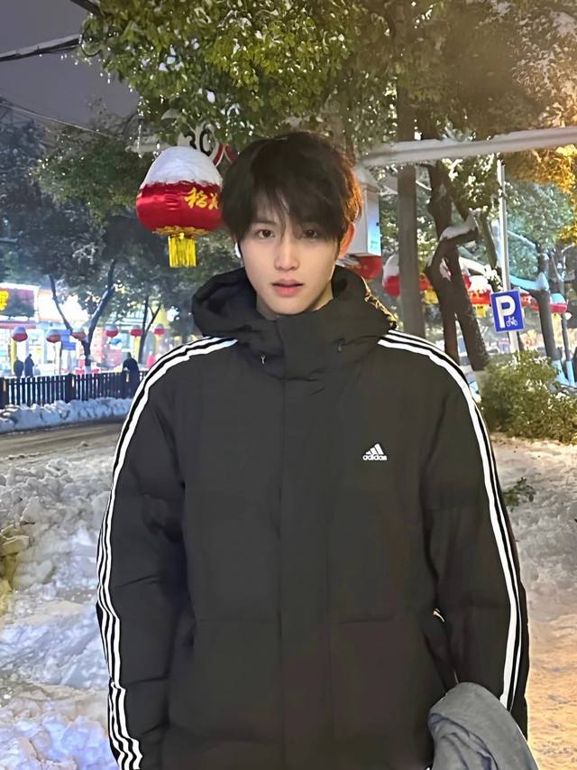 控 新款Adidas阿迪达斯三条杠保暖专柜中款落肩款羽绒服 原版复刻 顶级品质 80%白鸭绒，20%羽毛，锁绒效果好，不拽绒，门襟双道压线，品质看得见， 年冬季