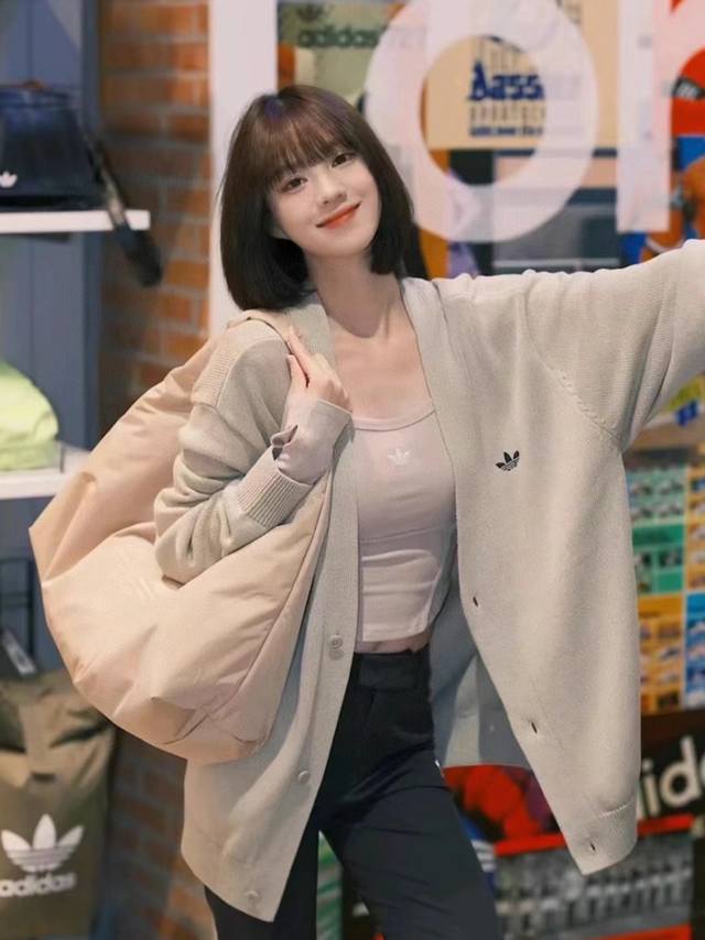 特价 码齐足 不退换 Adidas阿迪达斯三叶草运动风宽松V领小标刺绣后背三道杠针织开衫 阿迪达斯三叶草男女运动宽松休闲学院风针织开衫号：Im4649 Hz07