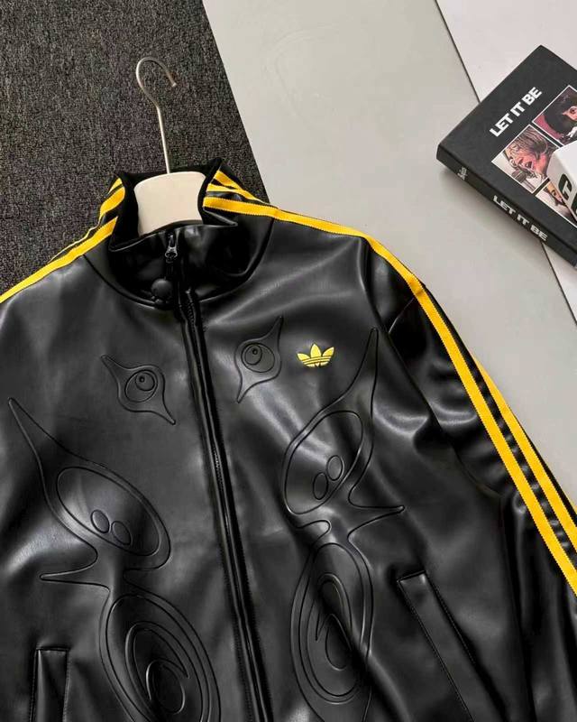 实拍细节图 控 Adidas三叶草Offgod联名仿皮立领条纹运动休闲夹克皮衣外套明星同款 Adidas Originals X Offgod 联名款 三叶草系
