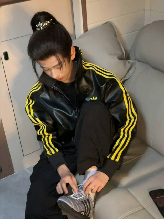 控 Adidas三叶草Offgod联名仿皮立领条纹运动休闲夹克皮衣外套明星同款 Adidas Originals X Offgod 联名款 三叶草系列服 时尚舒