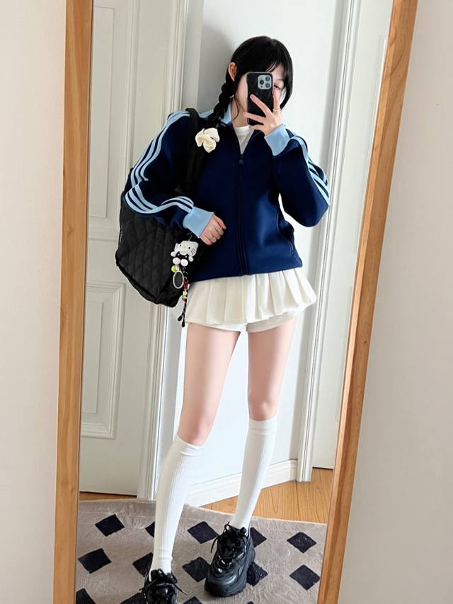 控 Adidas阿迪达斯三叶草25S新款立领夹克外套男女同款 号:Jc6353 阿迪三叶草夹克外套绝对的爆款 经典款 明星同款！ 细节在线，随意对比！胸前定制三