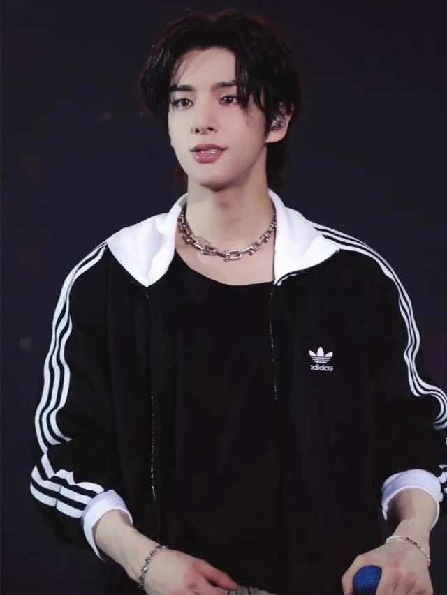 Adidas阿迪达斯25S新款韩版立领外套 号:I 阿迪三叶草夹克外套 尹材赫等众多明星同款 男女同款！ 细节在线，随意对比！ 原版复刻，顶级品质 专柜定色定染