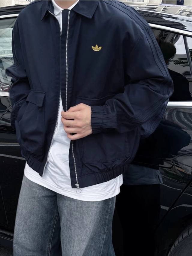 控 Adidas Originals阿迪达斯纯色金标刺绣品牌Logo翻领拉链长袖工装夹克外套Jennie同款 号：Ir7583 顶级品质 原版复刻 专柜定色定染