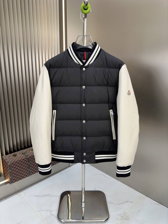 款号：Tt132 渠道精品.2025秋冬Moner Beaufortain飞行员棒球薄款羽绒短款 ！ 最为实穿的,将的保暖性及棒球的干练帅气并驾齐驱,打造独一无