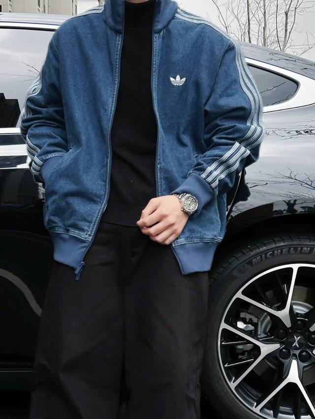 降价 控 2025秋冬新款Adidas阿迪达斯三叶草复古拉链三道杠水洗牛仔夹克外套明星同款！ 款号：Jc6233 原版复刻 顶级品质 经典水洗面料真的和其他的不