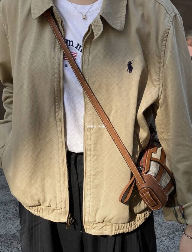 控 23Ss最新款拉夫劳伦夹克外套 这是一个情侣款男生女生都能驾驭永远的经典 这个面料真的和其他的不一样新款没有老款那个硬邦邦我觉得更好穿啦~最为经典的大概就是