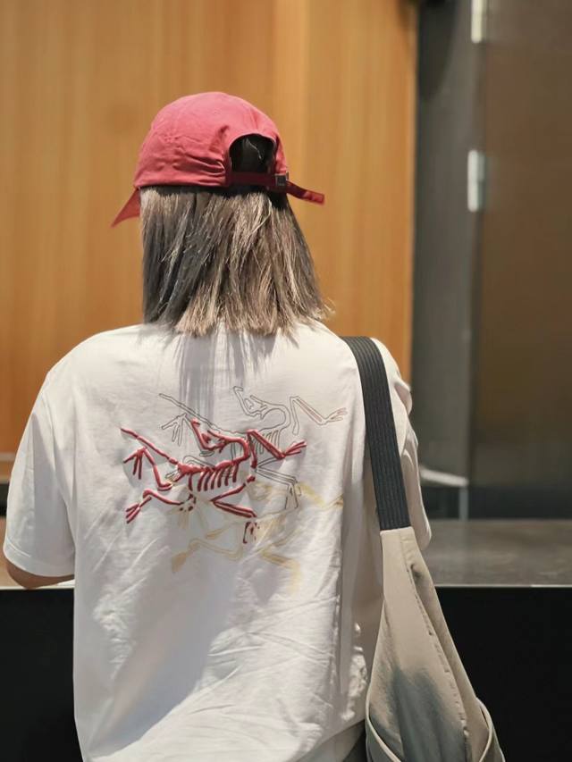 控 Arcteryx始祖鸟 Arc'multi Bird 三标彩色浮雕发泡字母印花Logo舒适休闲圆领短袖落肩袖T恤 原版复刻 顶级品质 260克原版有机混纺棉