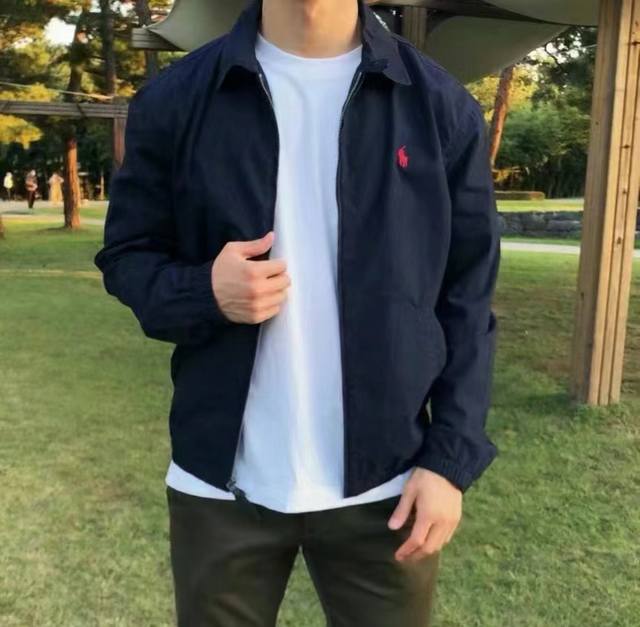 控 23Ss最新款拉夫劳伦夹克外套 这是一个情侣款男生女生都能驾驭永远的经典 这个面料真的和其他的不一样新款没有老款那个硬邦邦我觉得更好穿啦~最为经典的大概就是