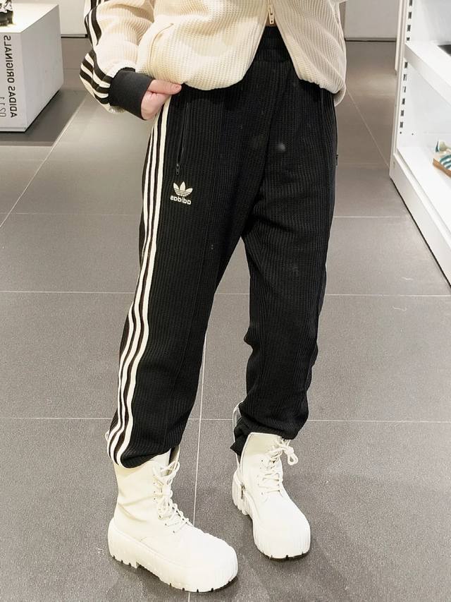 控 Adidas阿迪达斯Ad三叶草字母Logo刺绣经典三条杠织带装饰华夫格直筒休闲裤 外套同款现，整套可卖。 专柜号：24672303524 细节在线，随意对比