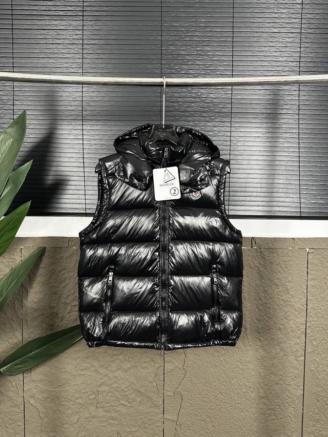 顶级实拍 区别通货 蒙口 羽绒马甲 款号：Tt120 期待了一年的Maya 玛雅羽绒马甲Moncler档案馆典藏款 Maya 羽绒马甲采用标志性闪亮漆面尼龙制成