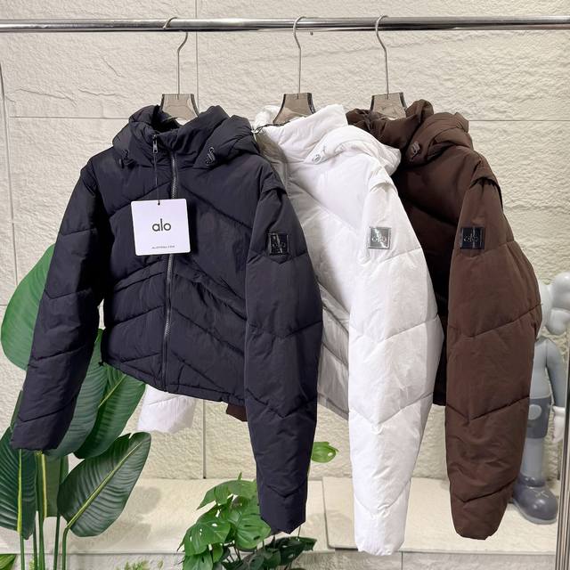 代购级 短款立裁棉服｜精准保暖 轻盈廓形 Yoga女款棉服 大家还记得肯豆吧，一样的火出圈！！ 采用Alo专属科技棉填充，通过立体充棉工艺实现高效锁温，重点守护