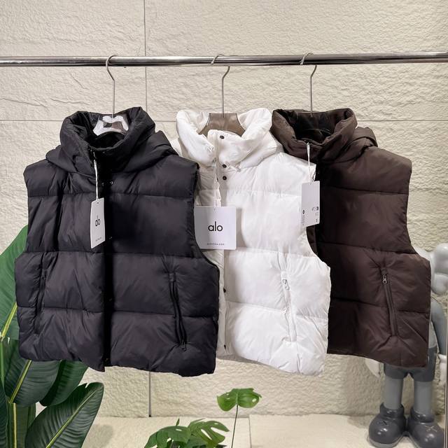 代购级 Alo 女士四格泡芙马甲女款羽绒棉连帽背心拉链加防风扣立领连帽外套 热门品牌，今天带来冬季女款！！这款羽绒棉，上身跟羽绒一样超轻超保暖！！开模定制带Lo