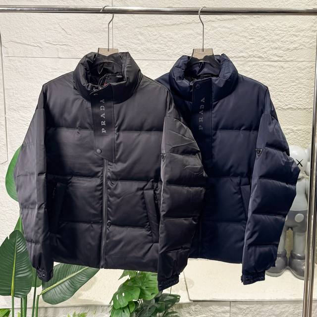 Prada 普拉达男女立领羽绒服情侣款商务休闲加厚保暖羽绒服外套工装派克 贸易公司订单，大刚出口，剩下的一点尾巴，数量真的非常稀少。且买且珍惜！！！ 面料选用客