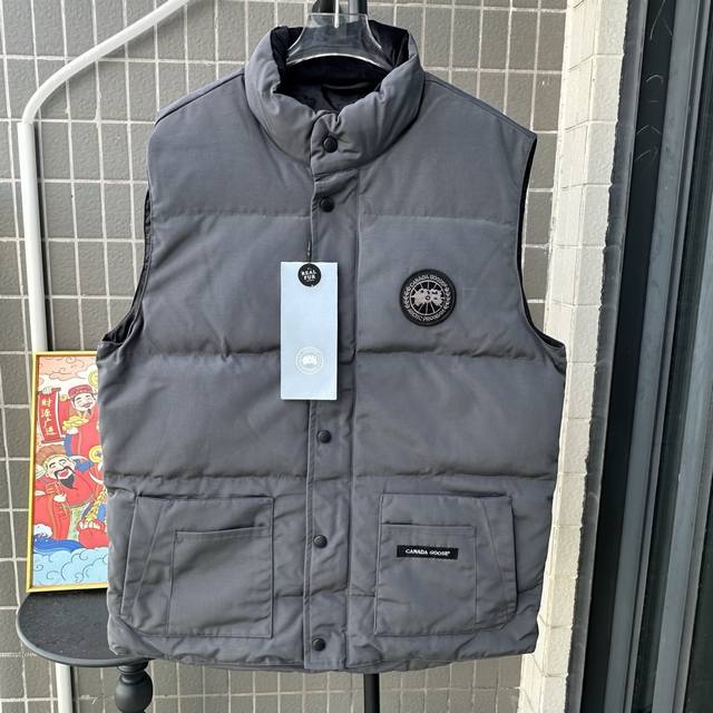 顶级实拍- 款号：Tt119 加拿大鹅一直是被公认为最保暖的羽绒服 各种各路Ins红人、网红、明星也时常穿他街拍 每年都有做Canada Goose 却依旧无法