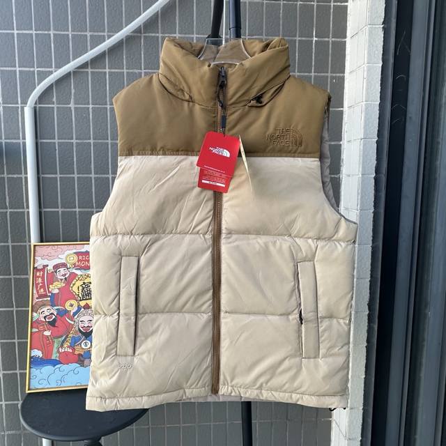 芯片直达官网 款号：Tt118 北面1996羽绒马甲 面料：采用正品面料供应商同厂产品，细格尼龙无胆防绒面料，和正品一样的轻盈且保暖 定制内里满印印花. 羽绒：