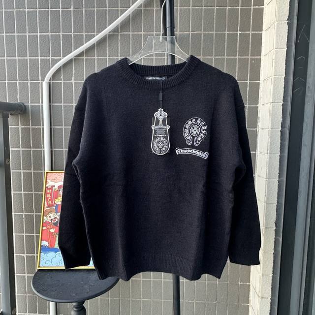 款号:Tt116 Chrome Hearts Ch克罗心马蹄刺绣圆领套头毛衣! 现在的温差最实用的外套 毛衣软糯糯的手感超好 前后刺绣设计哦 这款冬天拿来当内搭 款号:Tt116 Chrome Hearts Ch克罗心马蹄刺绣圆领套头毛衣! 现在的温差最实用的外套 毛衣软糯糯的手感超好 前后刺绣设计哦 这款冬天拿来当内搭