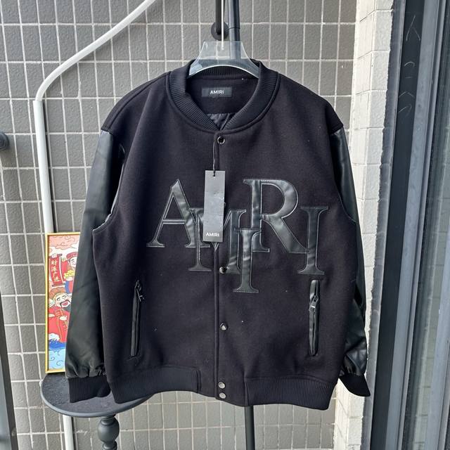款号:Tt113 Amiri 24Ss走秀款棒球服 采用万针刺绣工艺，时尚百搭 选用龙凤尼面料柔软舒适，搭配荔枝纹袖子高端大气 口袋双拉链设计，一比一还原 尺码