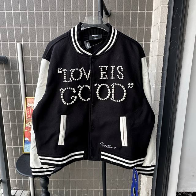 款号:Tt98 Goodbrand新款胸前串珠字母刺绣情侣款休闲棒球服夹克外套 1面料采用毛呢面料，上身舒适有型，前后串珠采用铆钉工艺，拼搭高档皮袖十分精致，手