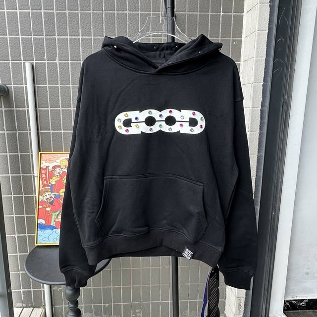 款号: Tt97 Good新款彩虹宝石经典Logo字母连帽卫衣休闲款卫衣上衣 1面料采用活性黑500克大毛圈面料，非常优质厚实舒服的一款面料，坯布预缩水工艺，穿