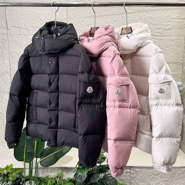 盟可睐 蒙口 Hanovcrtan男女短款雾面玛雅羽绒服情侣款保暖加厚面包服 该款派克羽绒采用 Longue Saion面料制成，服装满载功能性细节，确保温暖呵