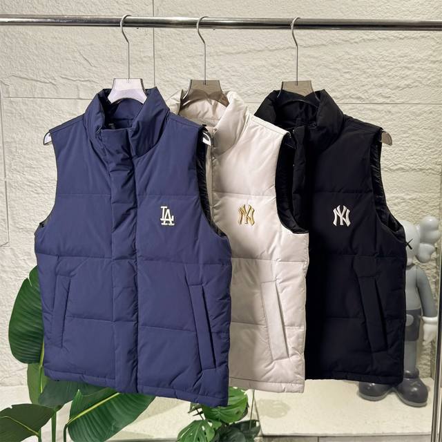Mlb Ny洋基队男女款小标刺绣马甲情侣款背后大Logo拉链立领羽绒背心保暖加厚外套 在里面无论是搭配毛衣还是卫衣都非常的好看而且没有厚重感！增添了整件衣服的色