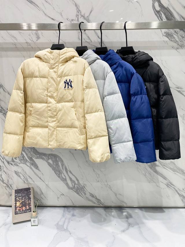 款号 814 Mlb 纽约洋基队 字母印花立领保暖填充防风长袖羽绒服 短款 男女同款 顶级版本 颜色 黑色 沙色 蓝色 灰色 尺码 S M L Xl Xxl