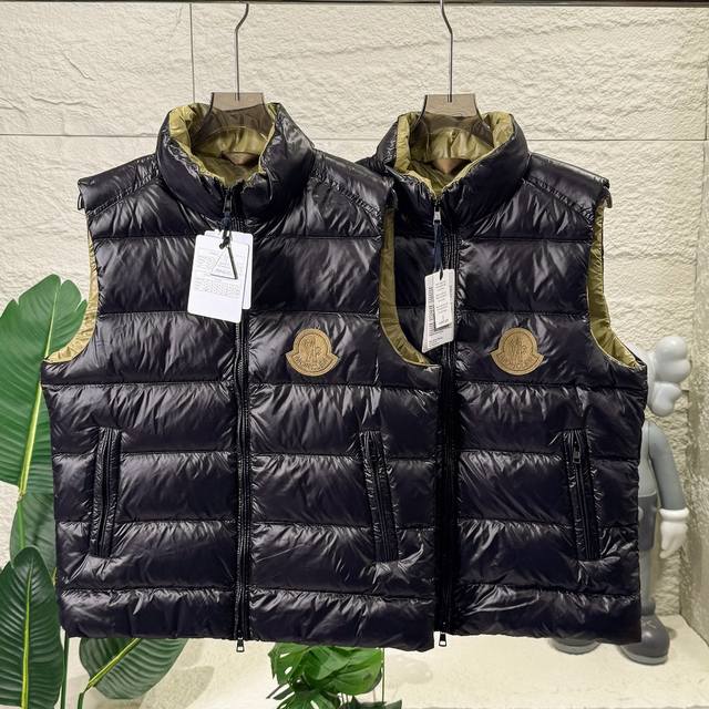 Moncler 蒙口男女羽绒马甲情侣款立领排扣拉链外套保暖防风背心 Moncler Ania羽绒马甲，黑色亮面防撕裂面料+高品质鹅绒填充，保暖力满分拉链开合，实