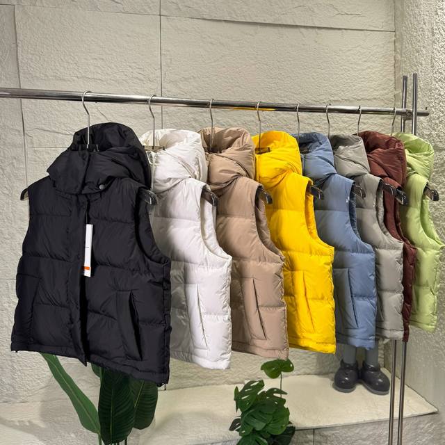 顶级90绒 ｜露露乐檬 系列女款运动马甲 四格面料 L泡芙羽绒马甲 女士马卡龙可脱卸帽保暖防风四宫格背心 颜色： 黑色、白色、卡其、米色、牛油果绿、黄色、蓝色、