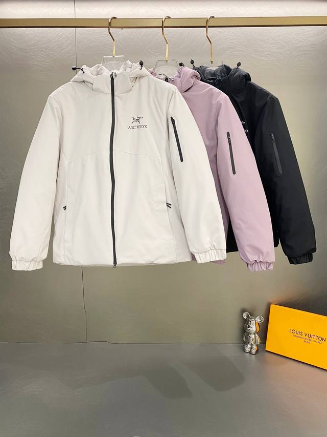 9066# 羽绒棉 Arcteryx 始祖鸟冬季加厚连帽羽绒棉服！ 爆款Atom Hoody M男子保暖冲锋羽绒棉服！ 这款Atom棉服在被打湿后仍可锁温保暖，