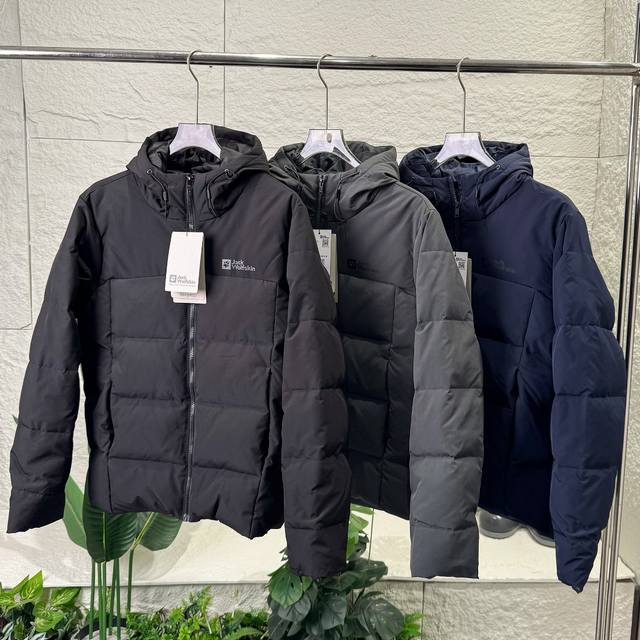 Jackwolfskin 狼爪羽绒服 Texa Shield 基础防水科技，男女款面包服能应付不极端的雨雪天气，600蓬85%鸭绒填充保暖舒适，情侣款中长款合身