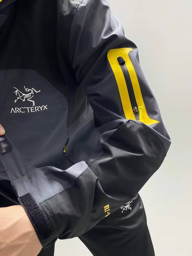 1955# Arc’Teryx始祖鸟秋季爆款新品，工装户外机能夹克冲锋衣外套 强烈推荐自留款！绝对的顶级货！ 首先说一下这款衣服最核心的科技！那就是面料，全客供