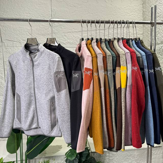 17色顶级刺绣版本 Arc’Teryx 始祖鸟秋冬Covert系列男女立领开衫轻量抓绒外套，情侣款针织衫毛衣夹克外套。秋冬季户外徒步或运动休闲时穿着非常得体日常