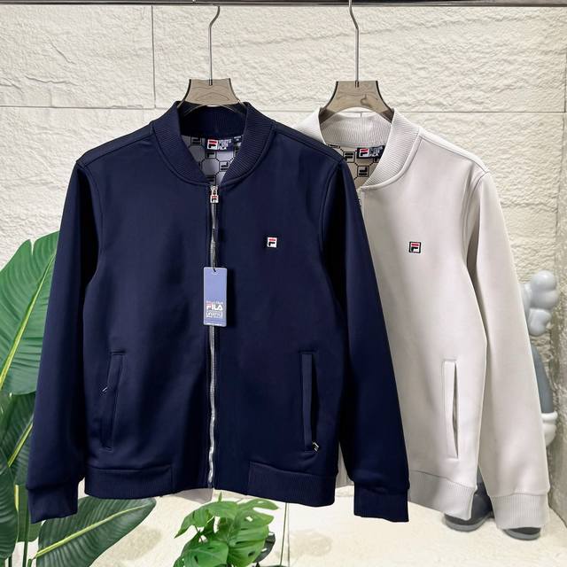 Fila 斐乐男女款立领棒球服情侣款夹克外套秋冬季户外休闲运动必备 颜色：黑色 灰色 尺码：M L Xl 2Xl 3Xl 胸围 衣长 肩宽 袖长 建议体重 M：