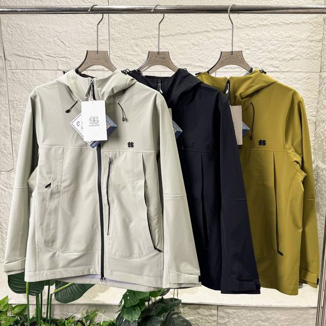 Kolon Sport 可隆男女户外冲锋衣情侣款连帽防风防水硬壳外套全热风压胶户外运动软壳冲锋衣 全压胶多片立体剪裁冲锋衣，采用3L复合弹力面料制作，面料轻质防