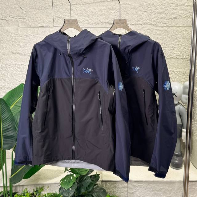 鱼鳞底布 带搜救器 Arcteryx始祖鸟 X 松赞 联名款 Beta Sl 3.0 Songtsam 纳木错刺绣渐变Logo 硬壳连帽冲锋衣 男女同款 情侣款