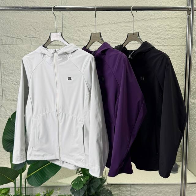 女款 Kolon Sport可隆女款软壳夹克防水外套女士防风上衣户外运动衣新一代 连帽微弹面料徒步登山 通勤均可！1:1 采用防水面料应对小雨天气。 内里采用针