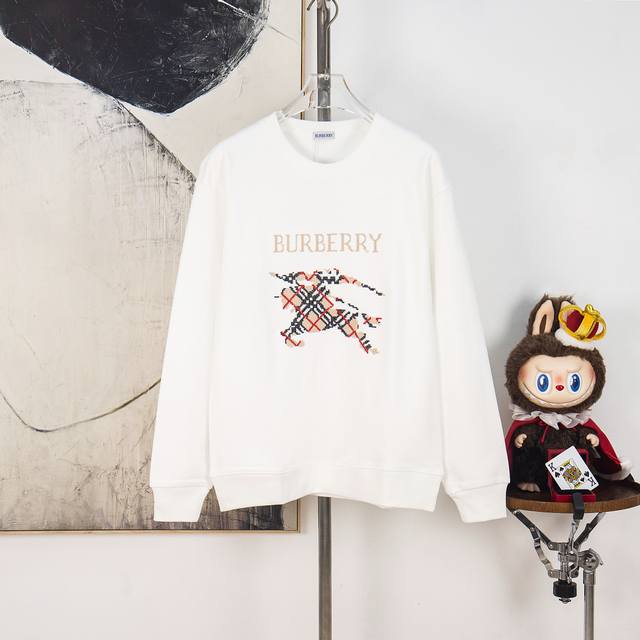 Zp版本［独家供应］ Burberry 巴宝莉 2025Fw秋冬新款 420克套头圆领长袖卫衣 刺绣贴布战马字母Logo 拼接工艺 男女同款 品牌经典 纯棉面料
