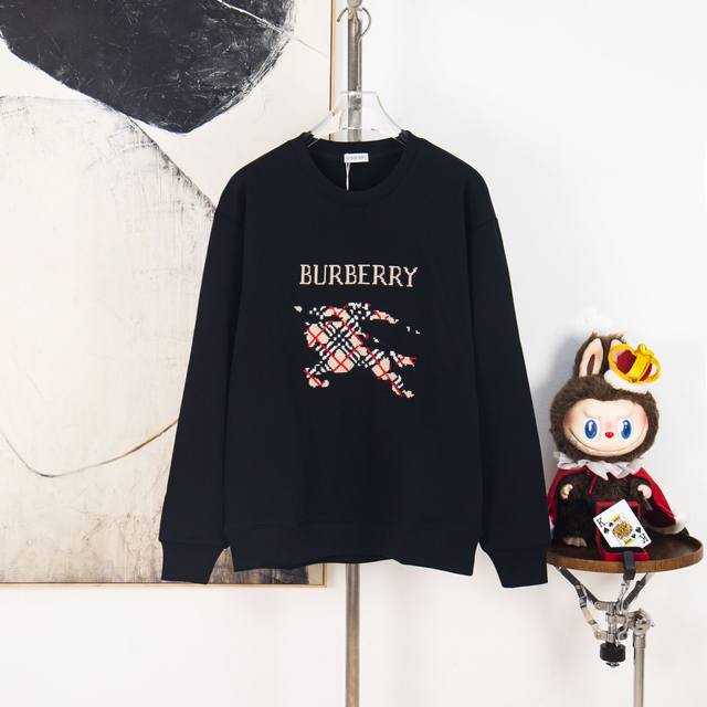 Zp版本［独家供应］ Burberry 巴宝莉 2025Fw秋冬新款 420克套头圆领长袖卫衣 刺绣贴布战马字母Logo 拼接工艺 男女同款 品牌经典 纯棉面料