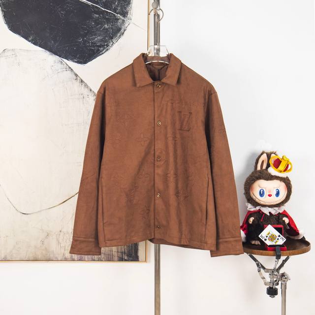 Zp版本［独家供应］ Lv 路易刺绣绒面皮革夹克式衬衫 本款夹克式衬衫为柔韧绒面皮革浸染深邃色调，于衣身正面、衣袖和后抵肩点缀大号 Monogram 刺绣元素。