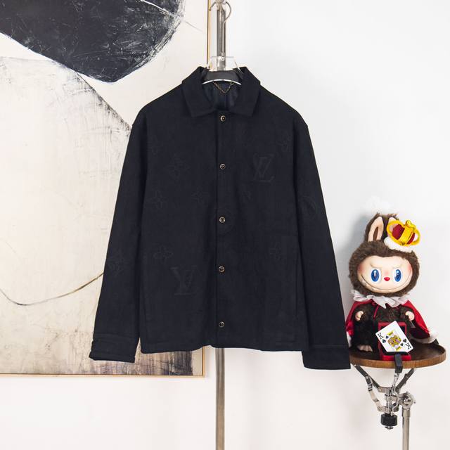 Zp版本［独家供应］ Lv 路易刺绣绒面皮革夹克式衬衫 本款夹克式衬衫为柔韧绒面皮革浸染深邃色调，于衣身正面、衣袖和后抵肩点缀大号 Monogram 刺绣元素。