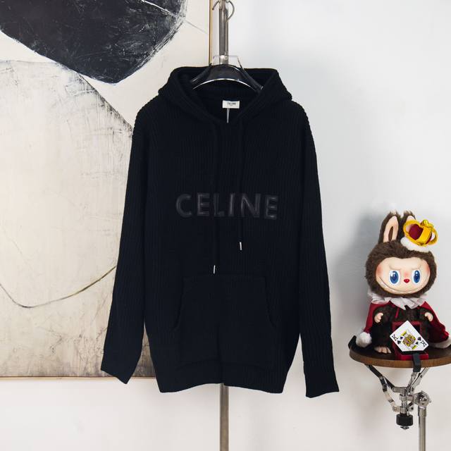 Zp版本［独家供应］ Celine 皮革贴布刺绣羊毛帽衫 面料：采用55%美丽奴羊毛面料，该款毛料搭配棉纱混纺织出。整件衣服约1000克左右。 工艺：刺绣采用贴