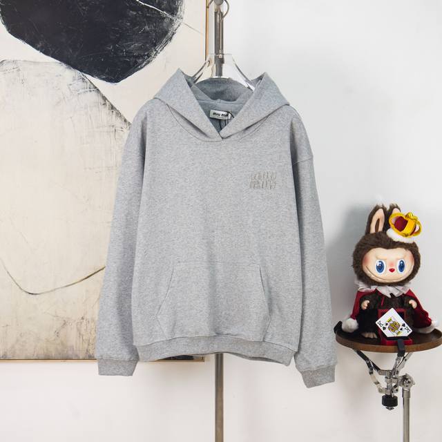 Zp版本［独家供应］ Miumiu 烧花刺绣标识帽衫卫衣 面料：采用380克毛圈卫衣双股棉。 面料：螺纹搭配1*1同缸双纱面料。 工艺：刺绣采用激光烧花刺绣工艺