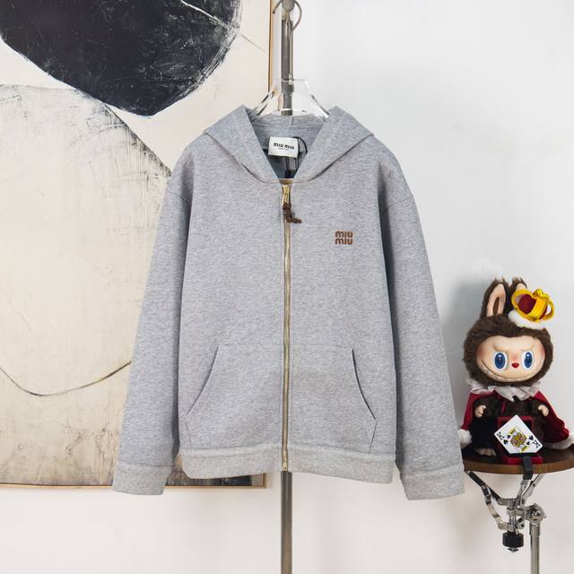 Zp版本［独家供应］ Miumiu 小皮标刺绣拉链帽衫外套 面料：380克毛圈布复合260克双纱，面料高温过胶复合后达到700克，成衣整体重量接近2公斤，面料版